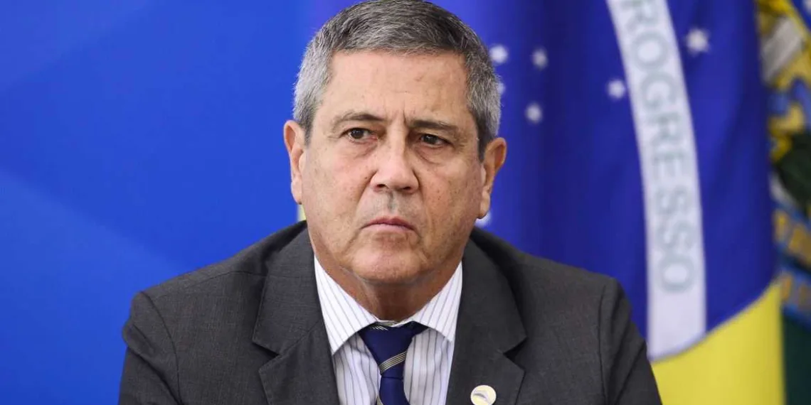 O ministro da Casa Civil, Braga Netto, e o presidente Jair Bolsonaro durante pronunciamento sobre preço dos combustíveis e a política de reajustes adotada pela Petrobras.