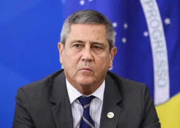 O ministro da Casa Civil, Braga Netto, e o presidente Jair Bolsonaro durante pronunciamento sobre preço dos combustíveis e a política de reajustes adotada pela Petrobras.