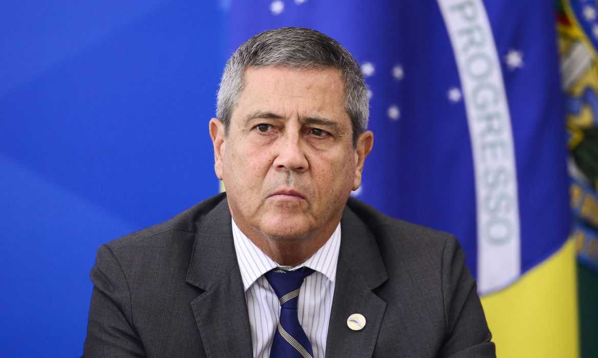 O ministro da Casa Civil, Braga Netto, e o presidente Jair Bolsonaro durante pronunciamento sobre preço dos combustíveis e a política de reajustes adotada pela Petrobras.