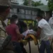 Após confronto com polícia no Peru, sete imigrantes são atendidos em hospital no AC e 130 continuam acampados em ponte
