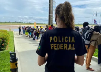PF cumpre mandados de busca e apreensão contra transporte ilegal de imigrantes entre Acre e Peru
