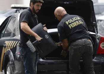 Rio de Janeiro - A Polícia Federal e a Receita Federal deflagraram nesta manhã os trabalhos da 30ª fase da Operação Lava Jato, a operação Vício. Na foto carros da Polícia Federal chegam com malotes e computadores na sede da polícia, região portuária do Rio (Tânia Rêgo/Agência Brasil)