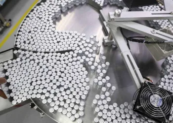 An employee puts on an equipment vials containing CoronaVac, Sinovac's vaccine against the coronavirus disease (COVID-19), at Butantan biomedical production center in Sao Paulo, Brazil January 22, 2021. REUTERS/Amanda Perobelli