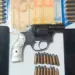 Forças de segurança prendem suspeito com arma de fogo e munições