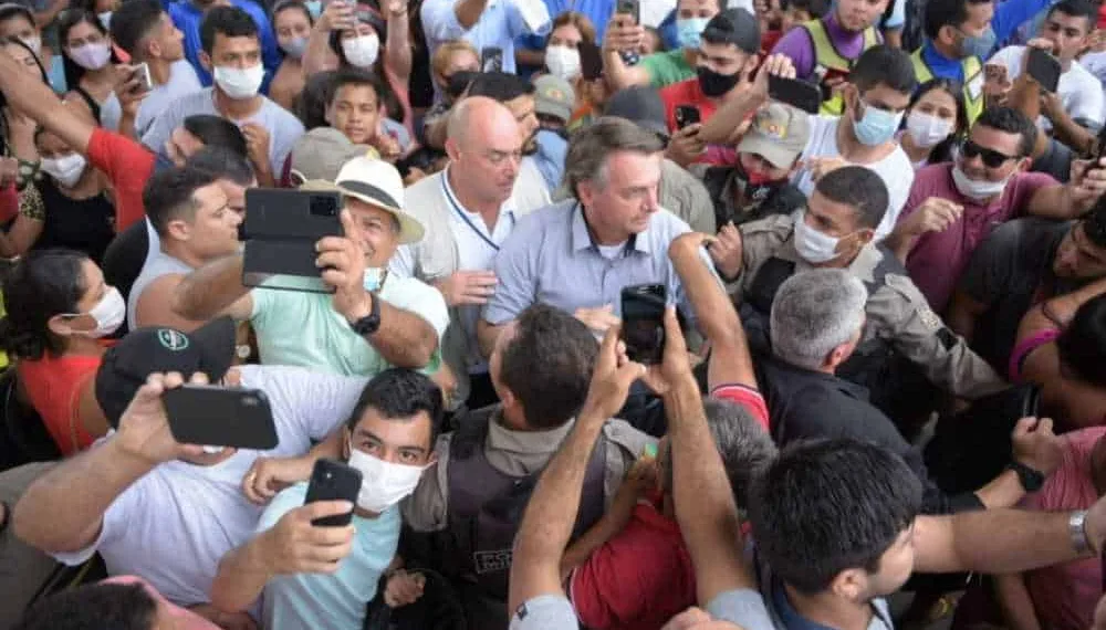 Bolsonaro causa aglomeração ao chegar a Sena Madureira (24) em 24 de fevereiro (Foto: Quésia Melo / Rede Amazônica)