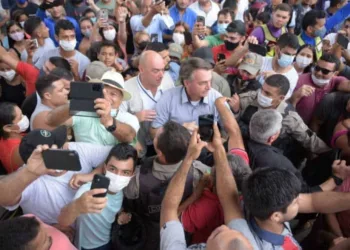 Bolsonaro causa aglomeração ao chegar a Sena Madureira (24) em 24 de fevereiro (Foto: Quésia Melo / Rede Amazônica)