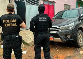 PF prende uma pessoa e investiga três comerciantes acusados de retenção de cartões de benefícios sociais
