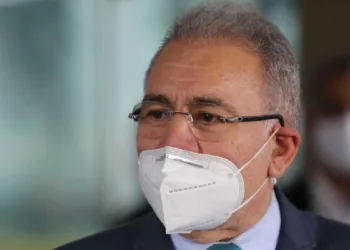 O médico cardiologista Marcelo Queiroga, indicado para ser o novo ministro da Saúde, e o atual ministro da Saúde, Eduardo Pazuello, falam à imprensa no Ministério da Saúde.
