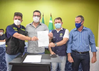 Alan Rick comemora assinatura da ordem de serviço para reforma da Unidade Mista de Acrelândia