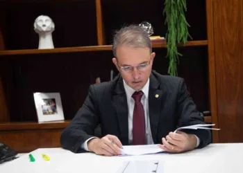 Leo de Brito ingressa com ação no STF contra censura a professores feita pelo governo Bolsonaro