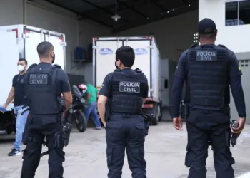 A operação deu cumprimento a vinte mandados de busca e apreensão, seis mandados de prisão