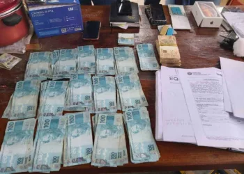 Foram apreendidos mais de R$ 27.000,00 em espécie, R$ 8.000,00 em cheques e quatro automóveis, além de celulares relógios e jóias (Foto: Ascom PMAC)