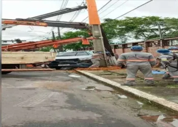Caminhonete desgovernada atinge poste de concreto da Energisa na 25 de agosto