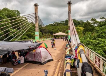 Ocupação duradoura em ponte causa prejuízo financeiro com o transporte de cargas e mercadorias (Foto: Raylanderson Frota)
