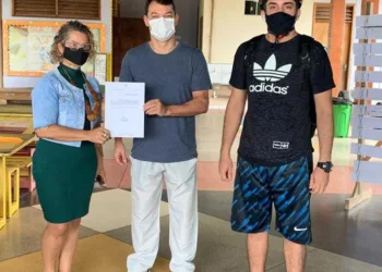 Pandemia: Roberto Duarte acompanha professor de estudantes da zona rural para entregar material escolar