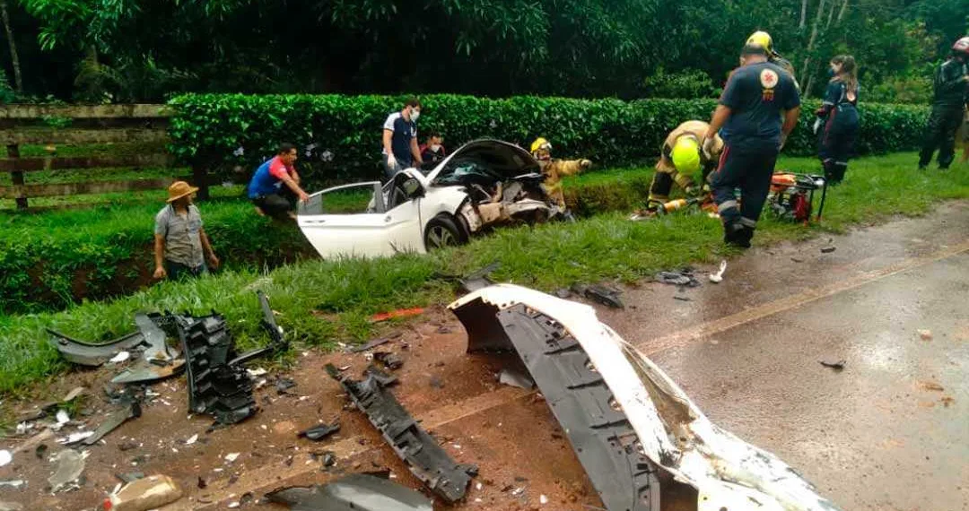 Com o impacto, carro foi parar às margens da rodovia com o impacto (Foto: Notícias da Hora)