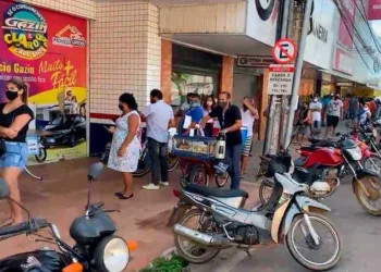 Primeiro dia de pagamento do auxílio emergencial é marcado por fila quilométrica para acesso à Caixa