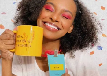 Estagiária da Manu Gavassi? Saiba tudo sobre a escolhida para acompanhar a artista em jobs da sua collab com Intense, do Boticário