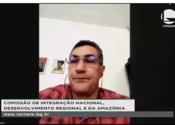 Deputado federal durante sessão virtual