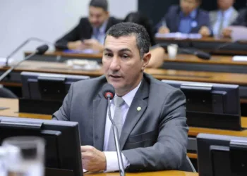 Jesus Sérgio solicita ao Ministério da Saúde a contratação de mais médicos para o Acre