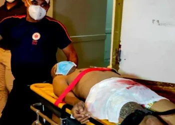 Bandidos fazem família refém, roubam pertences, mas acabam presos em flagrante pela Polícia