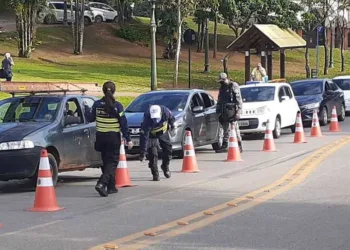 Justiça mantém cobrança de multa a veículos que violaram restrições de circulação em 2020