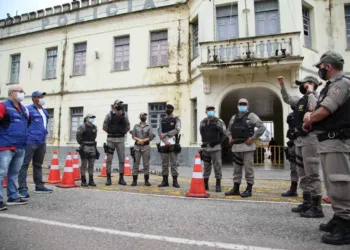 A polícia fez rondas pelas cidades para coibir a circulação de pessoas em espaços públicos e possíveis aglomerações
