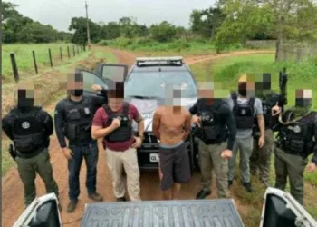 homem acusado de homicídio que estava se escondendo na zona rural do município de Plácido de Castro(Foto: Ascom PC/AC)