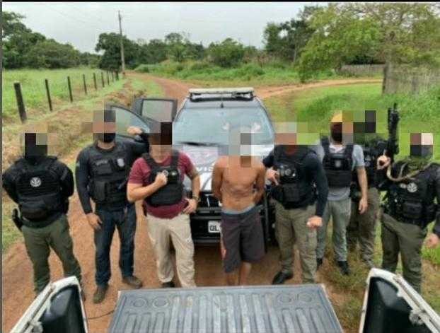 homem acusado de homicídio que estava se escondendo na zona rural do município de Plácido de Castro(Foto: Ascom PC/AC)