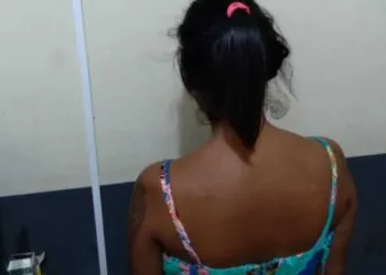 Mulher de 27 anos é suspeita de matar a facadas a sobrinha adolescente (Foto: Ascom PC/AC)