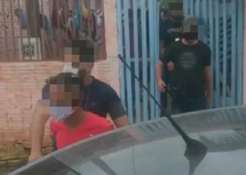agentes deram cumprimento ao mandado de prisão no início desta tarde em uma praça na Cidade do Povo.