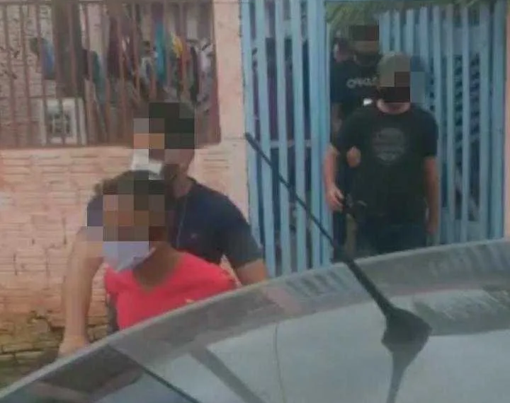 agentes deram cumprimento ao mandado de prisão no início desta tarde em uma praça na Cidade do Povo.