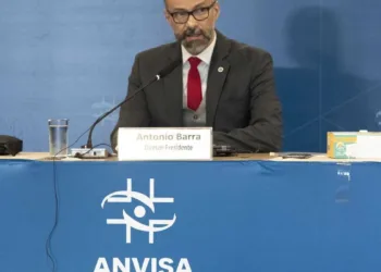 Diretor-presidente da Anvisa Antônio Barra Torres fala durante a abertura da reunião.
