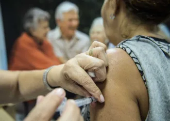 Idosos são vacinados em estação de metrô em Brasília, durante o dia D da Campanha Nacional de Vacinação contra Gripe de 2014 que começou na última terça-feira (22) vai até 9 de maio  (Marcelo Camargo/Agência Brasil)