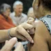 Idosos são vacinados em estação de metrô em Brasília, durante o dia D da Campanha Nacional de Vacinação contra Gripe de 2014 que começou na última terça-feira (22) vai até 9 de maio  (Marcelo Camargo/Agência Brasil)