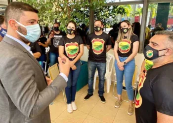 Nicolau Júnior volta a se reunir com aprovados no cadastro de reservas e coloca estrutura da Aleac para os que estão acampados