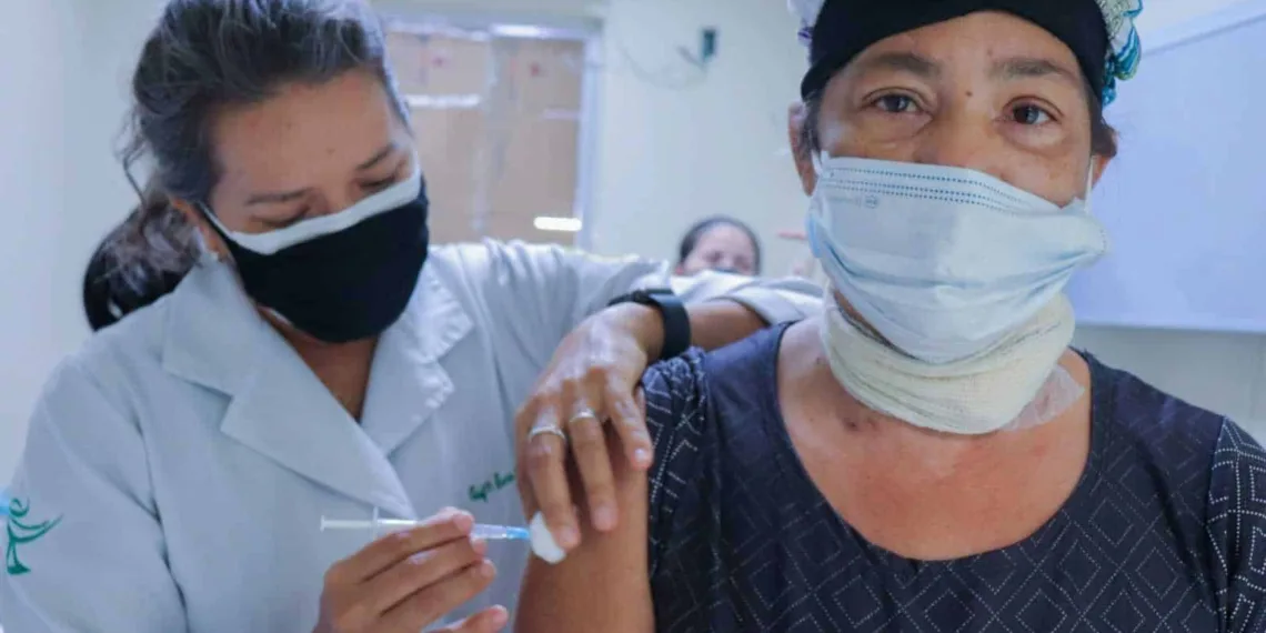 Fundhacre imuniza pacientes que fazem tratamento de hemodiálise