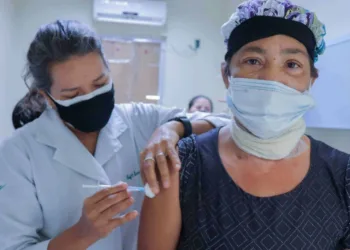 Fundhacre imuniza pacientes que fazem tratamento de hemodiálise