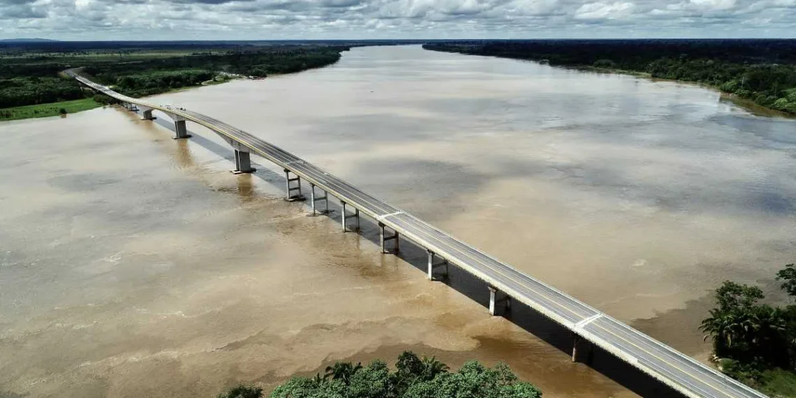 A estrutura de concreto e aço, uma das maiores já erguidas pela engenharia na Amazônia