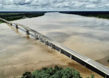 A estrutura de concreto e aço, uma das maiores já erguidas pela engenharia na Amazônia