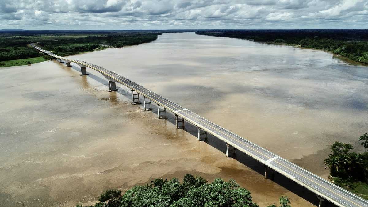 A estrutura de concreto e aço, uma das maiores já erguidas pela engenharia na Amazônia