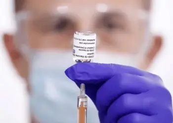 Combinar 1ª dose da AstraZeneca com 2ª da vacina da Pfizer é eficaz contra covid, diz estudo