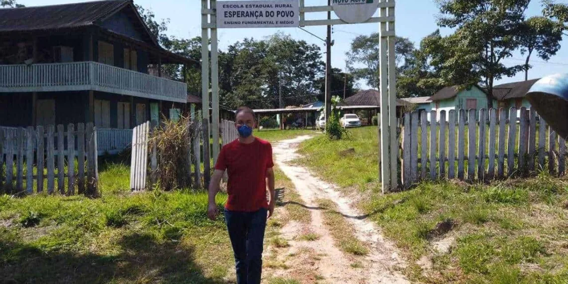 o descaso e o abandono em que se encontra a escola