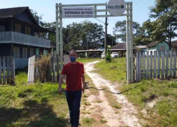 o descaso e o abandono em que se encontra a escola