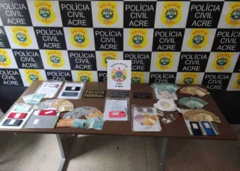 Polícia apreendeu dinheiro e droga (Foto: Ascom PC/AC)