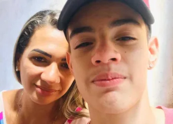 Luciana Pereira da Silva pede ajuda para que o filho Ian Costa, de 15 anos, não perca 100% da visão (Foto: Acervo pessoal)