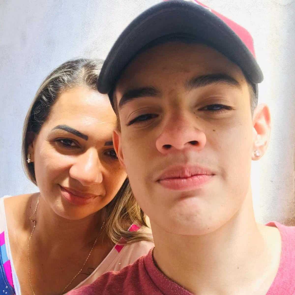 Luciana Pereira da Silva pede ajuda para que o filho Ian Costa, de 15 anos, não perca 100% da visão (Foto: Acervo pessoal)