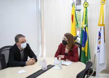 Deputado federal Leo de Brito em reunião com a reitora da Ufac, Guida Aquino (Foto: Assessoria)
