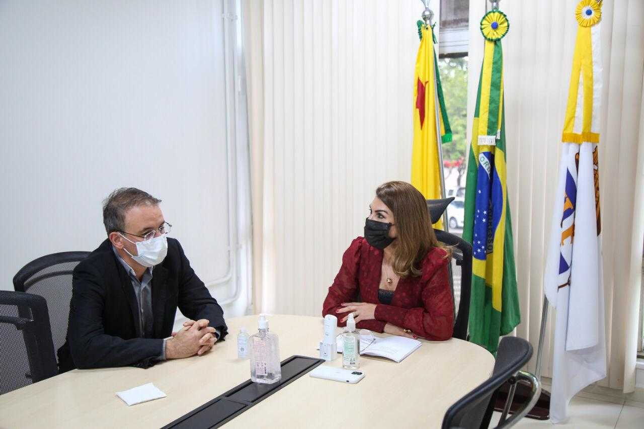 Deputado federal Leo de Brito em reunião com a reitora da Ufac, Guida Aquino (Foto: Assessoria)
