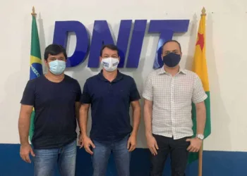 Roberto Duarte se reuniu com superintendente do Dnit no Acre, Carlos Henrique Moraes, e com o coordenador de engenharia da instituição, Antônio Carlos (Foto: Assessoria)